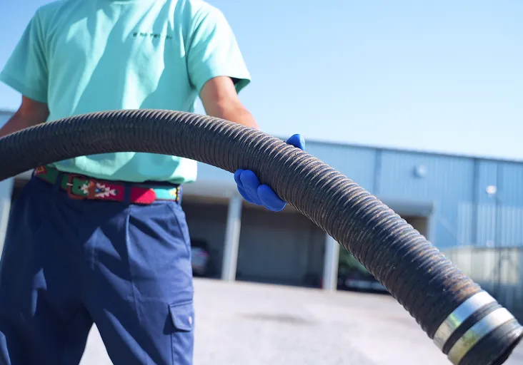 スカムや汚泥を引き抜きます