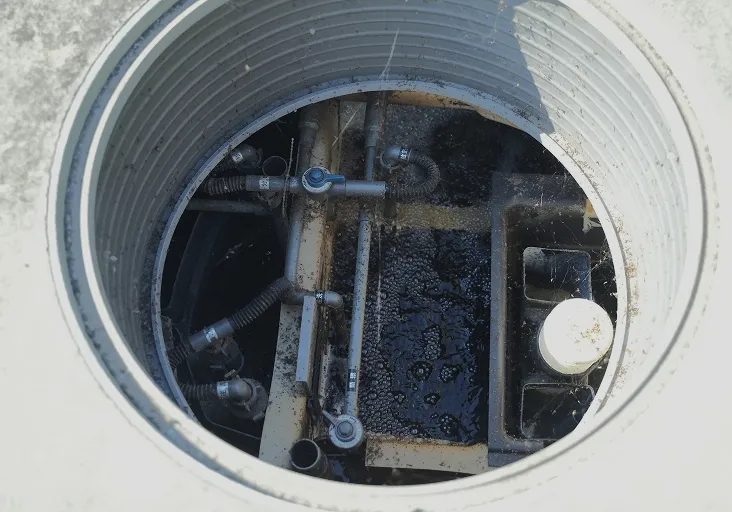 浄化槽内をきれいにします